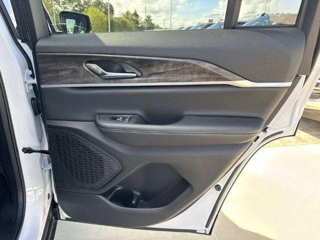 New 2027 Bright White Clear-Coat Paint Jeep Laredo Altitude image 32