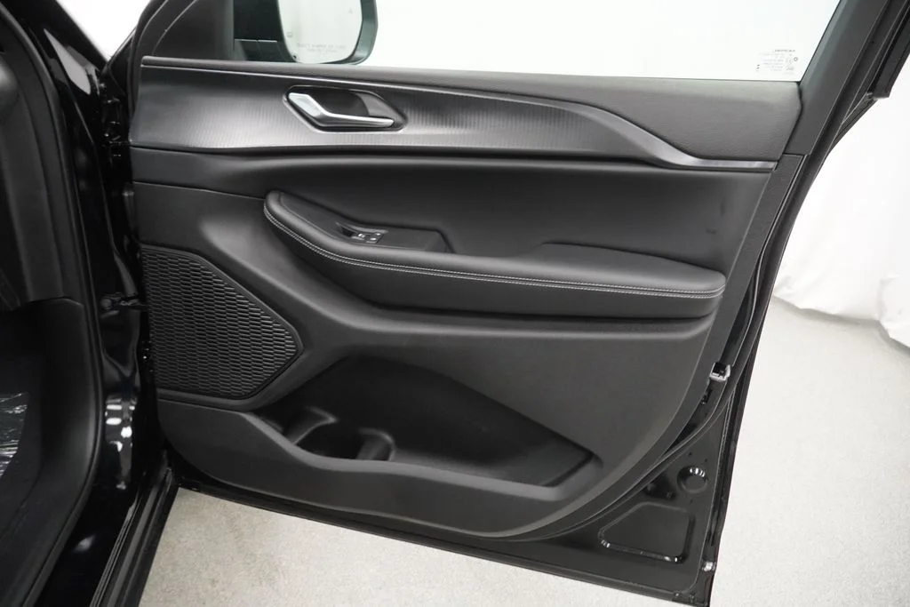 New 2026 Diamond Black Crystal Pearl-Coat Exterior Paint Jeep Laredo X image 32