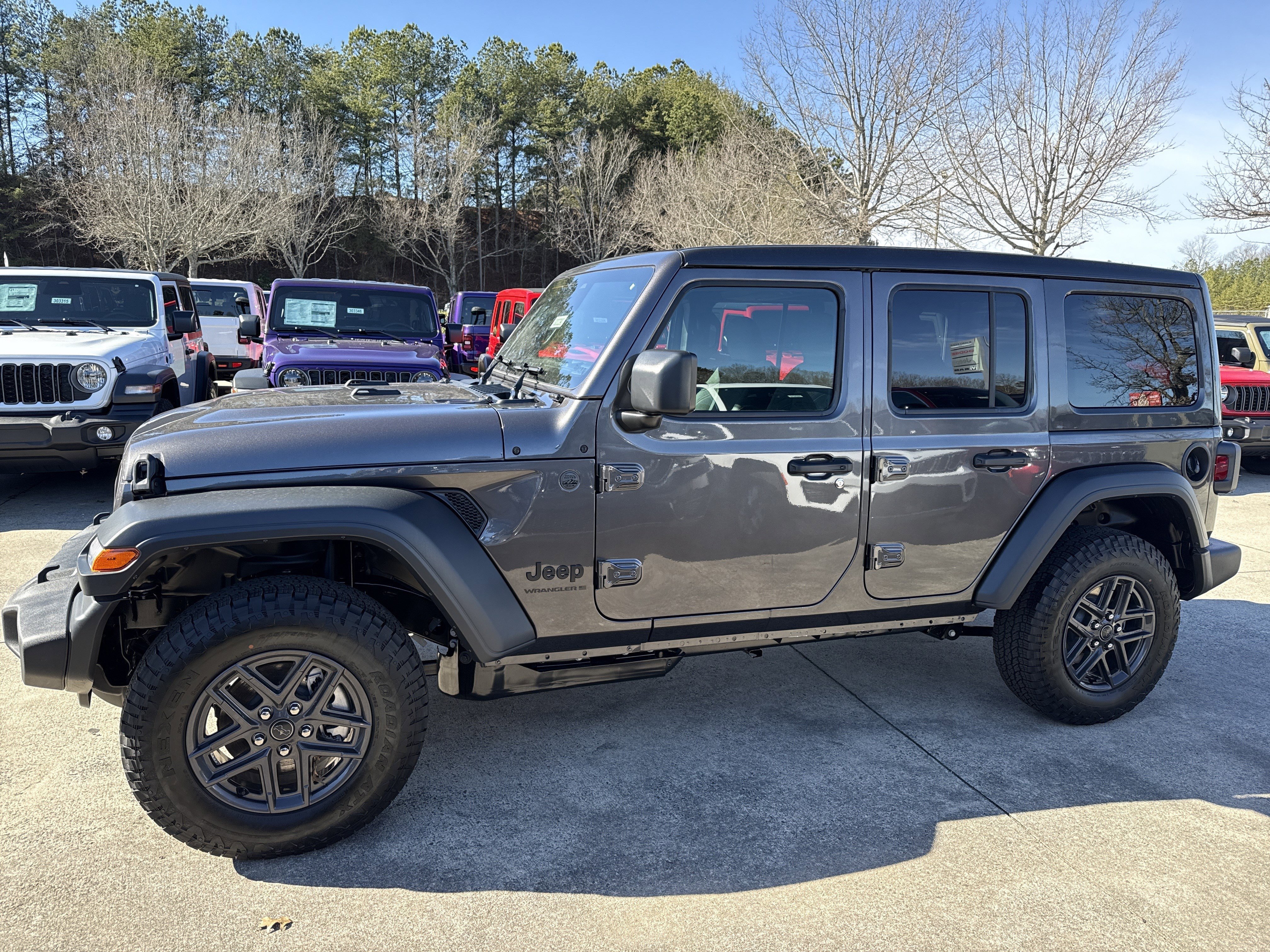 New 2026 Granite Crystal Metallic Clear-Coat Exterior Paint Jeep Sport S image 4
