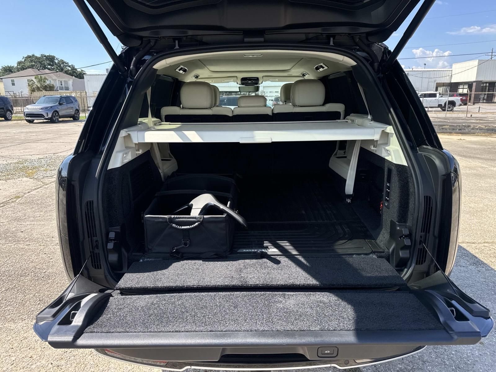 New 2026 Santorini Black Land Rover SE image 7