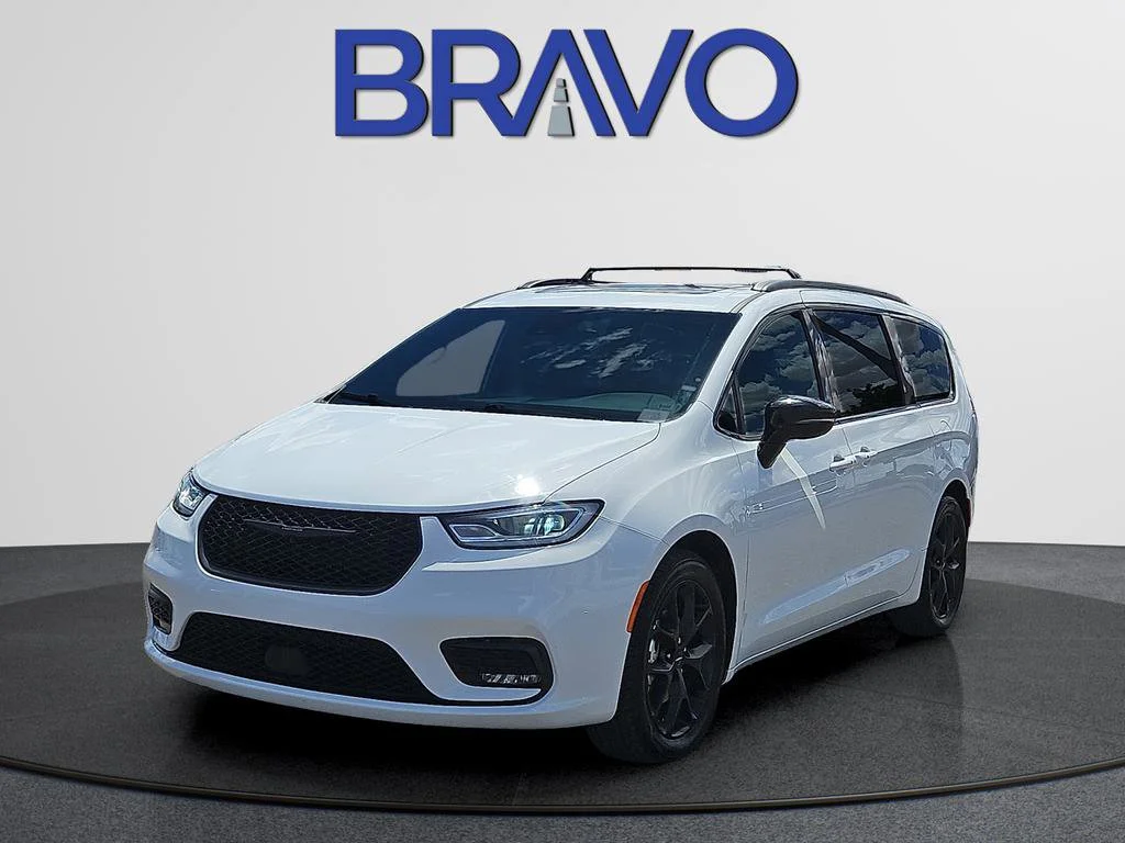 2025 Chrysler Pacifica Limited's photo