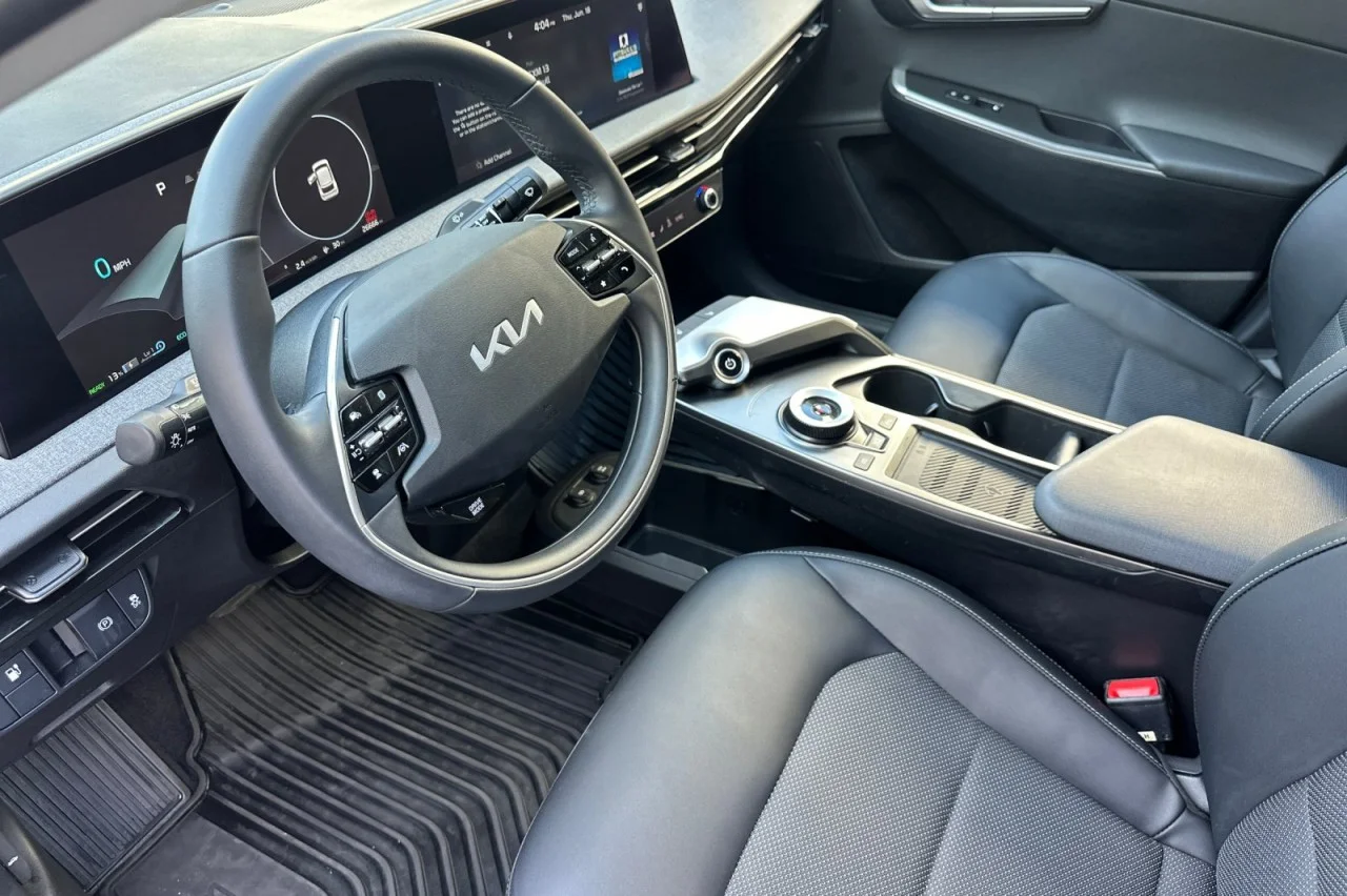 Used 2023 WHITE Kia Light image 9