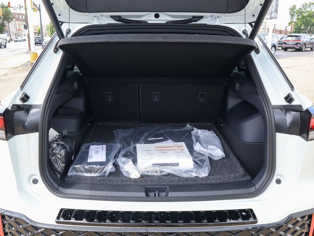 New 2026 White Volkswagen 2.0T SE R-Line Black image 10