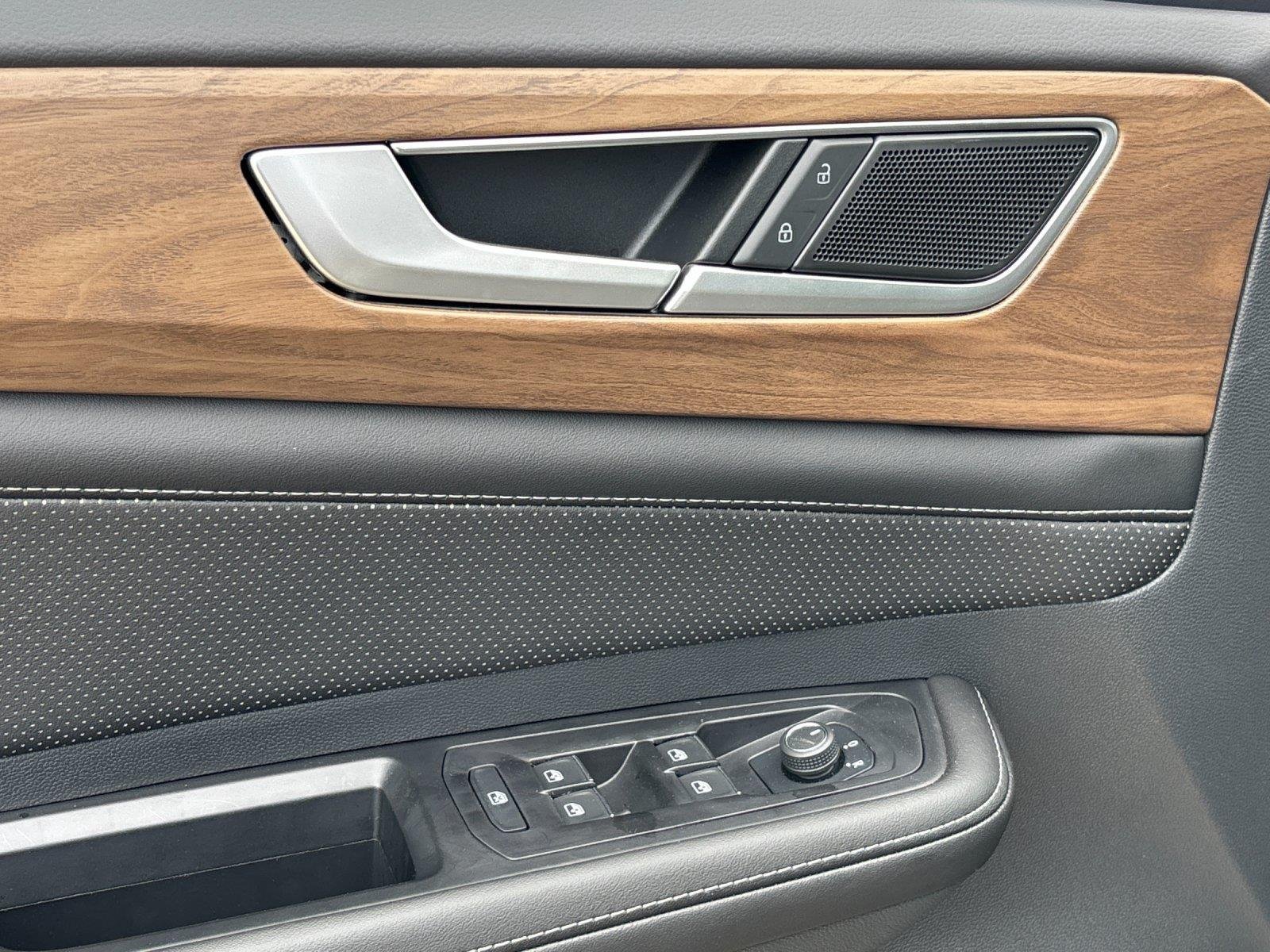 2025 Volkswagen Atlas SE w/Tech - Photo 14