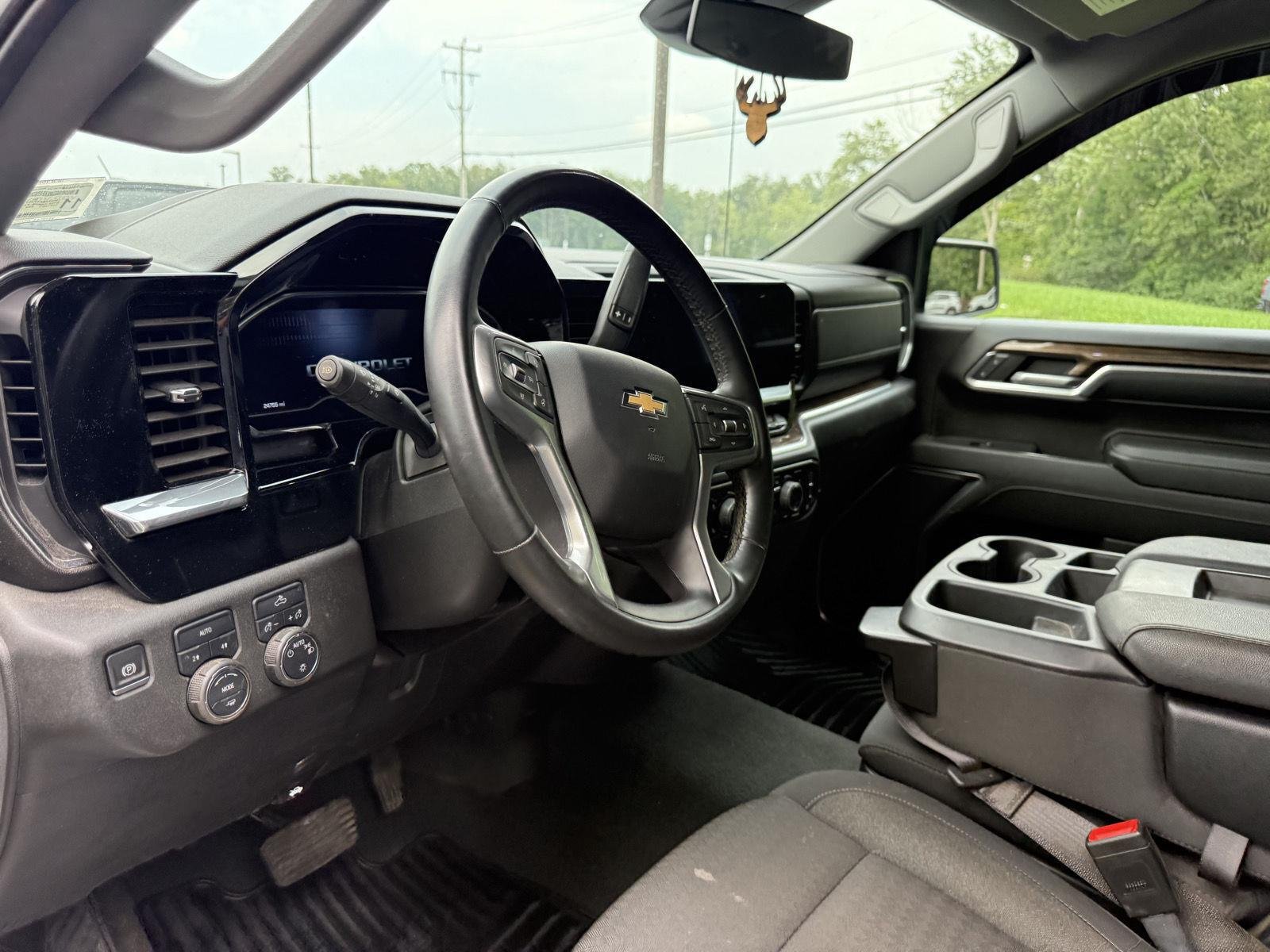 Used 2024 Summit White Chevrolet LT (2FL) image 9