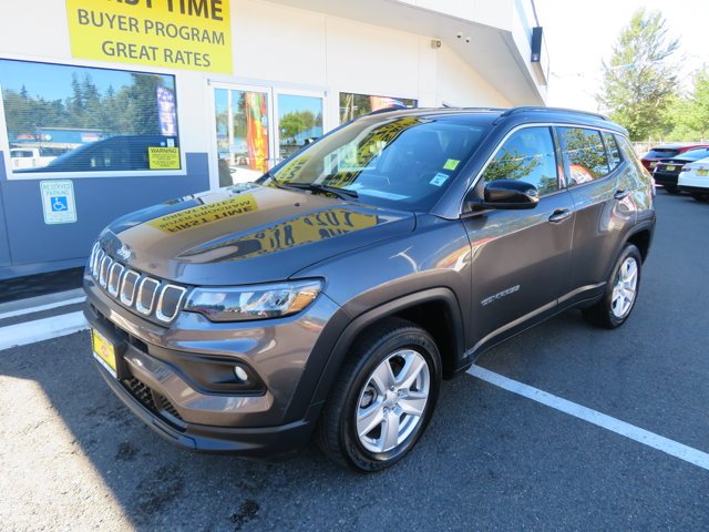 Used 2022 Granite Crystal Metallic Clearcoat Jeep Latitude image 1