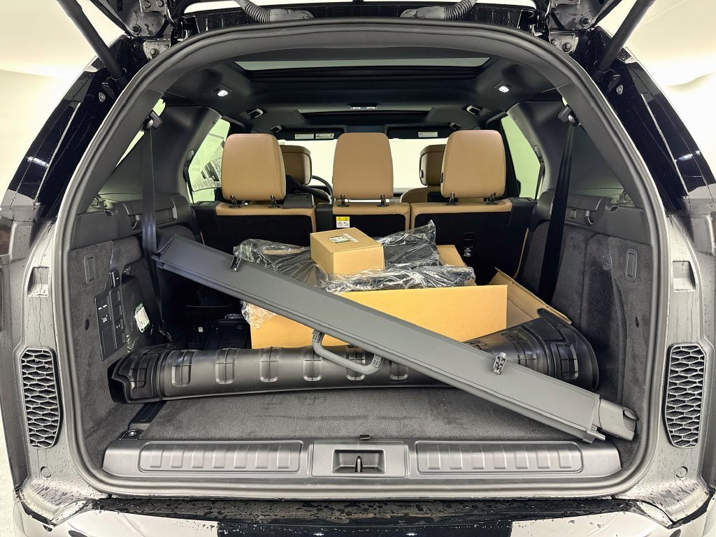 New 2026 Santorini Black Land Rover Dynamic SE image 28