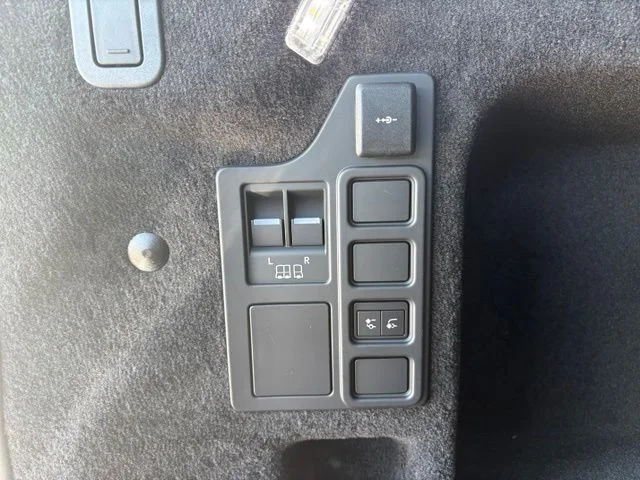 New 2026 Santorini Black Land Rover Dynamic SE image 51