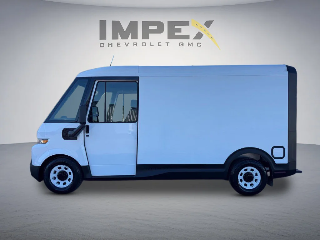 Used 2025 Oyster White Chevrolet AWD 400 image 2