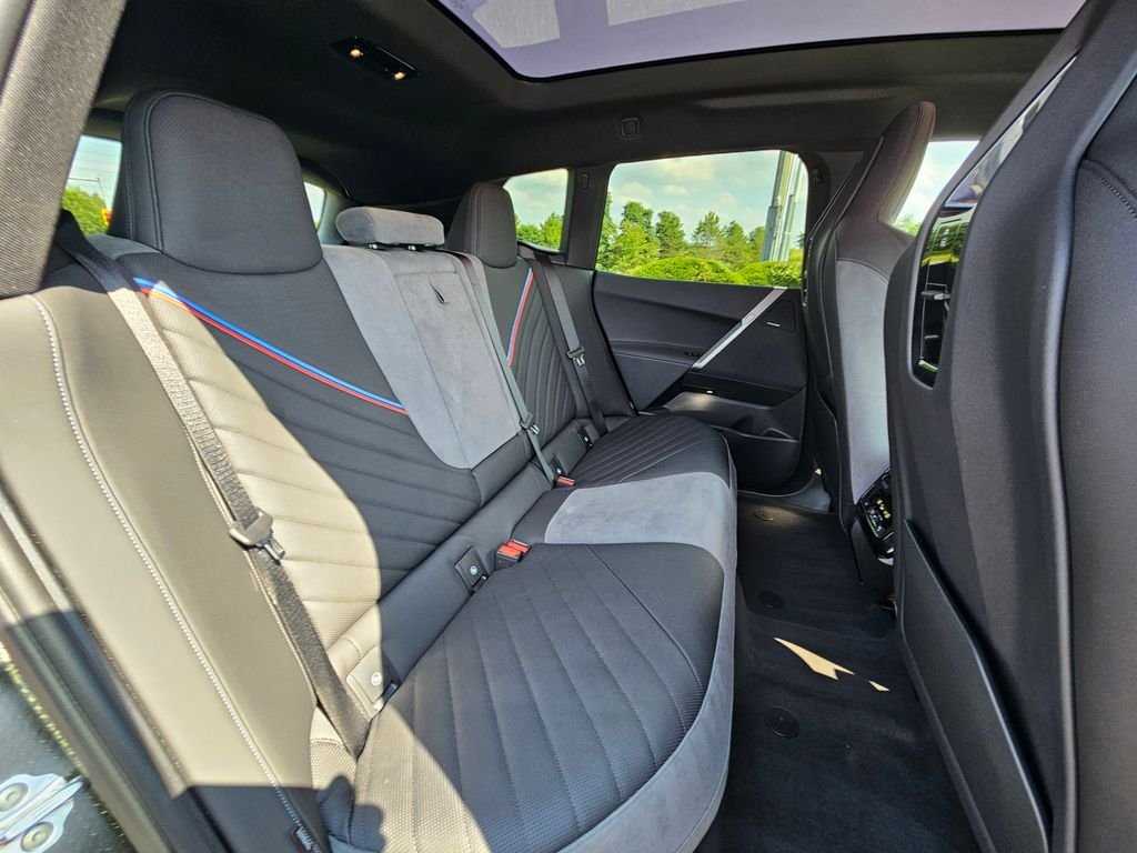 Used 2026 Black BMW xDrive60 image 22