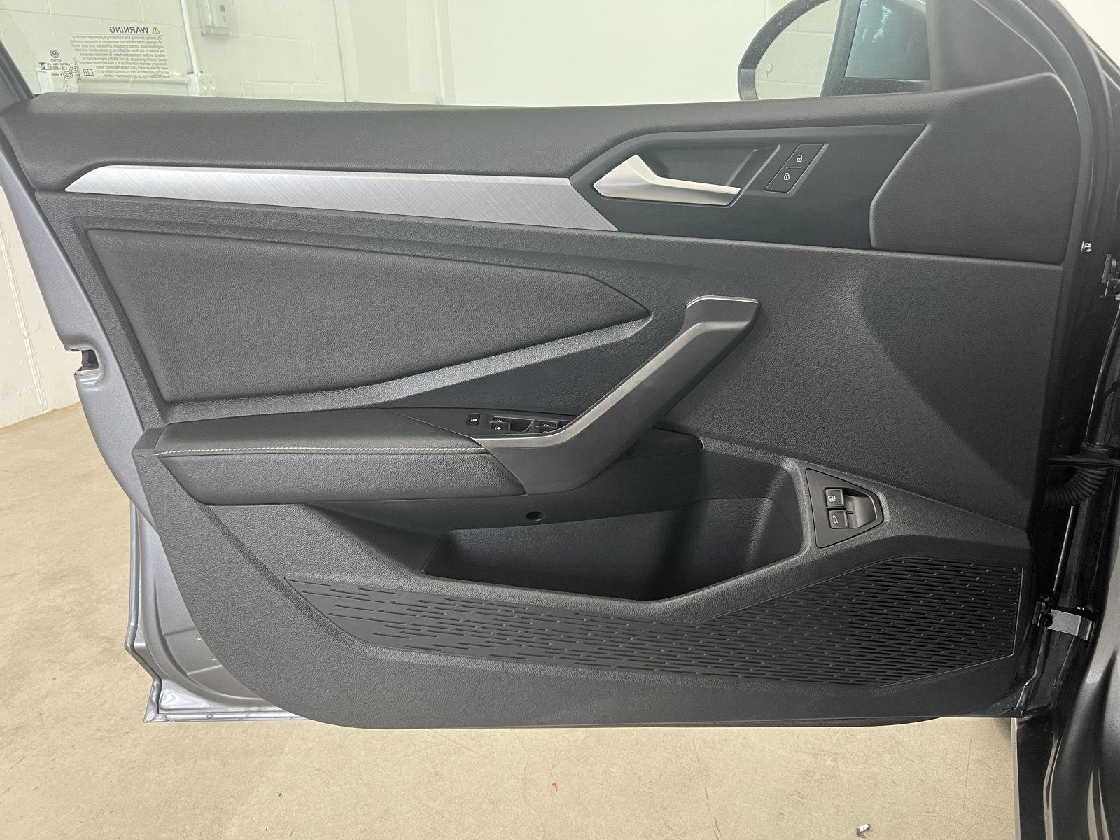 Used 2024 Platinum Gray Metallic Volkswagen SE image 11