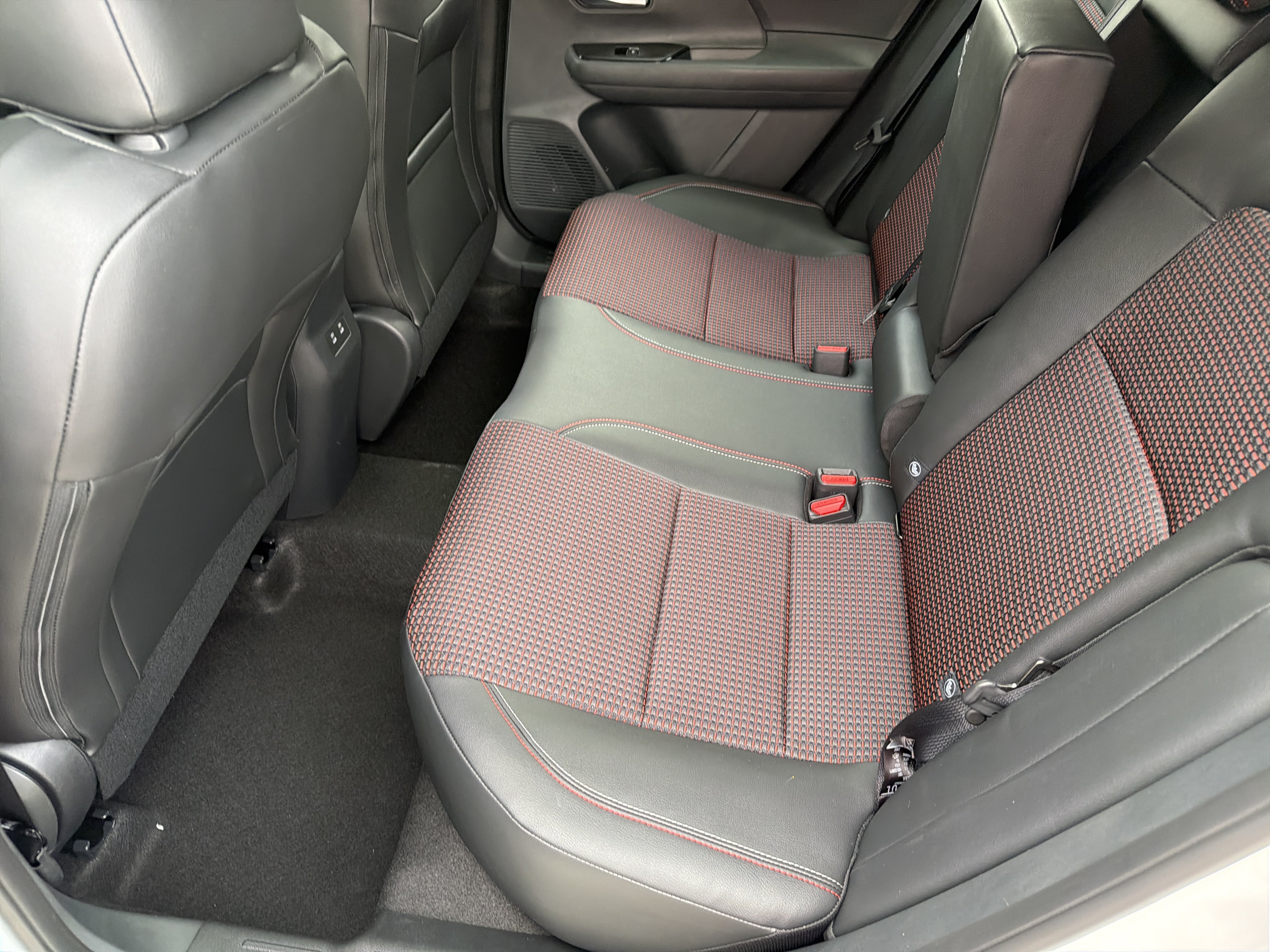 New 2026 Aspen White Tricoat/Super Black Nissan SR image 21