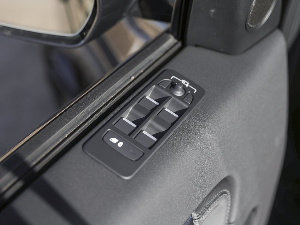 Used 2025  Land Rover SE image 26