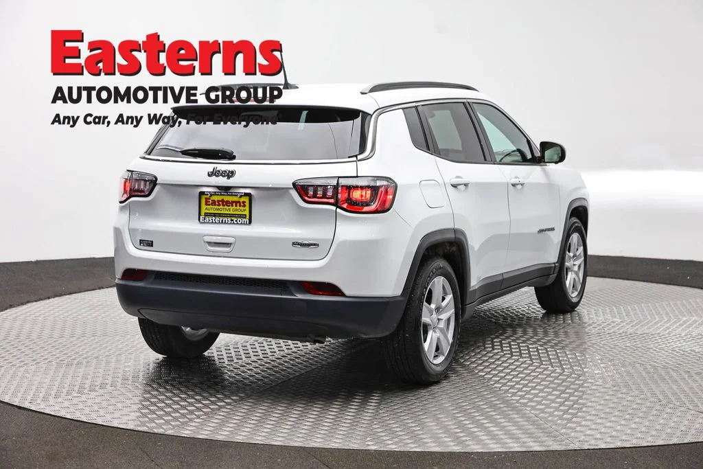 Used 2022 White Jeep Latitude image 5