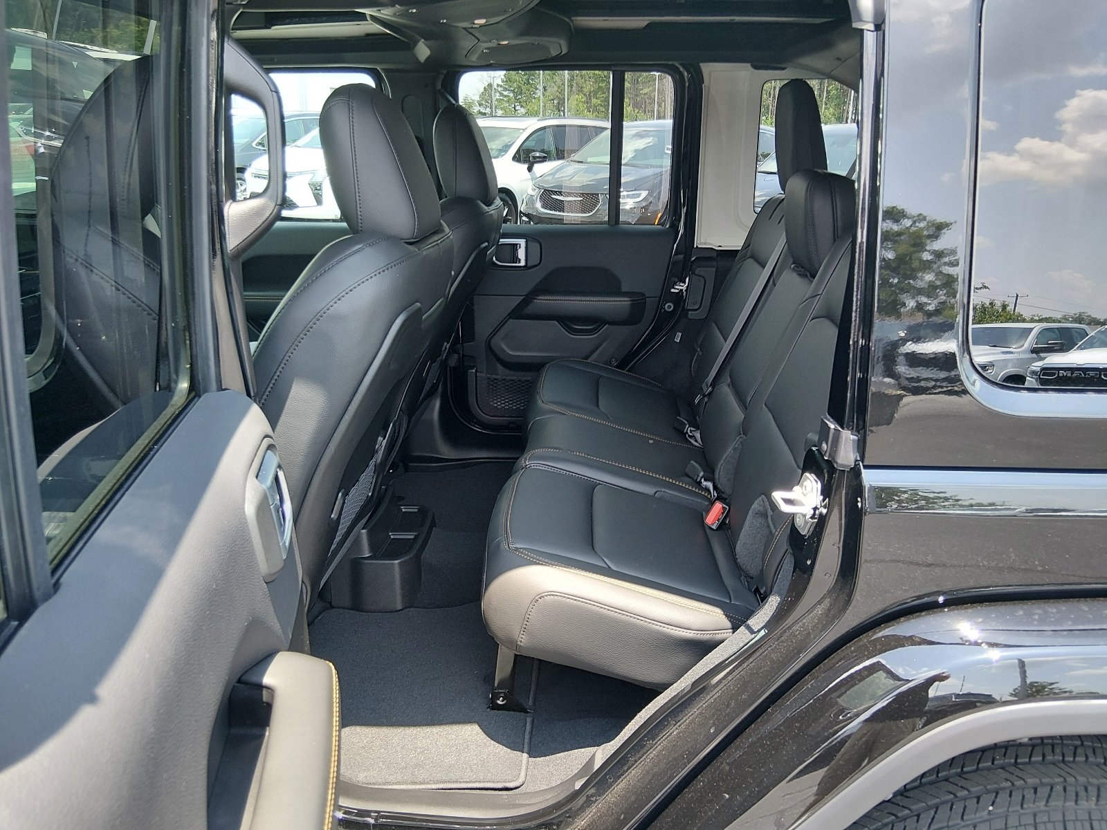 New 2026 Black Clear-Coat Exterior Paint Jeep 4-Door Sahara 4x4 image 5