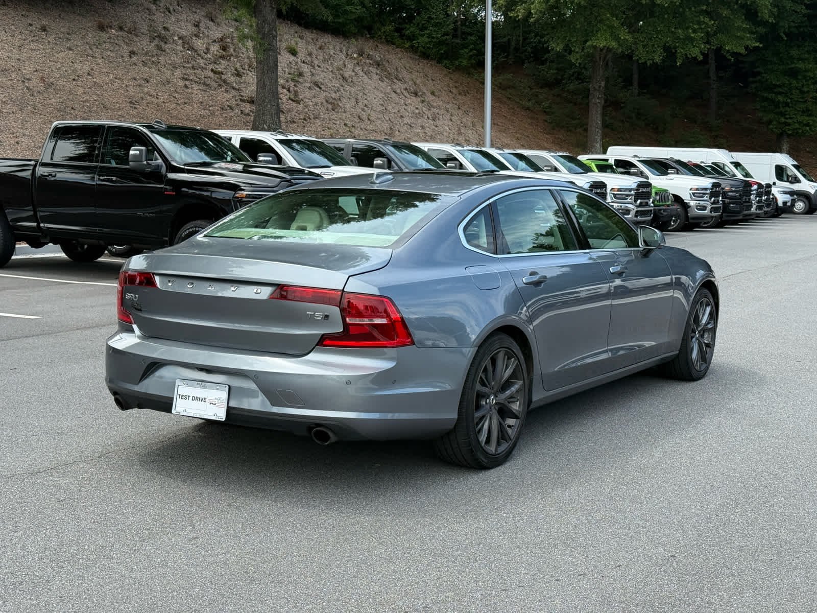 Used 2018 OSMIUM GRAY METALLIC Volvo Momentum image 5