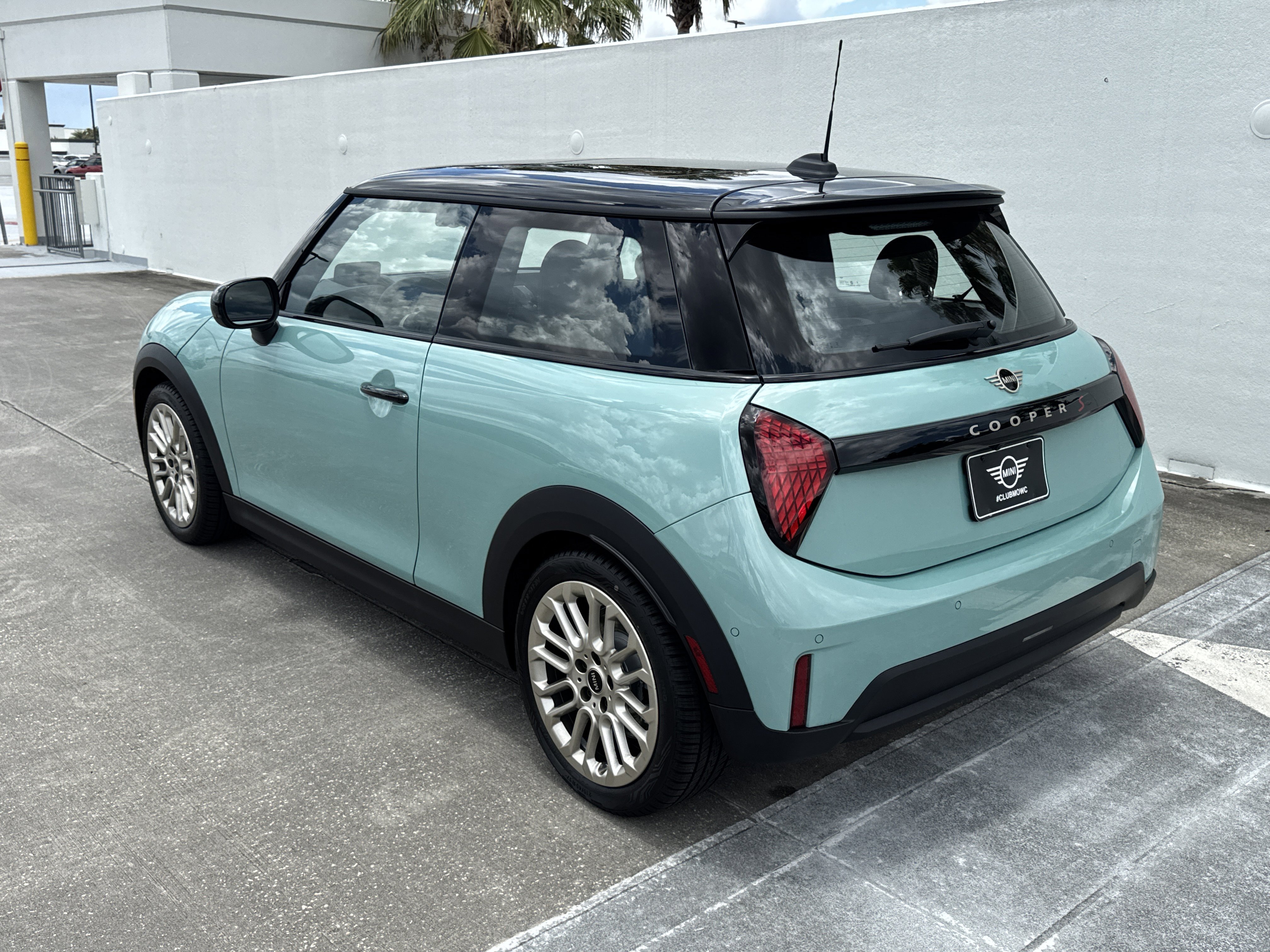New 2026 Green Metallic MINI Signature Plus image 5