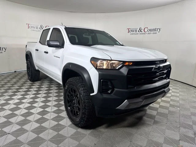 Used 2025 White Chevrolet Trail Boss image 3