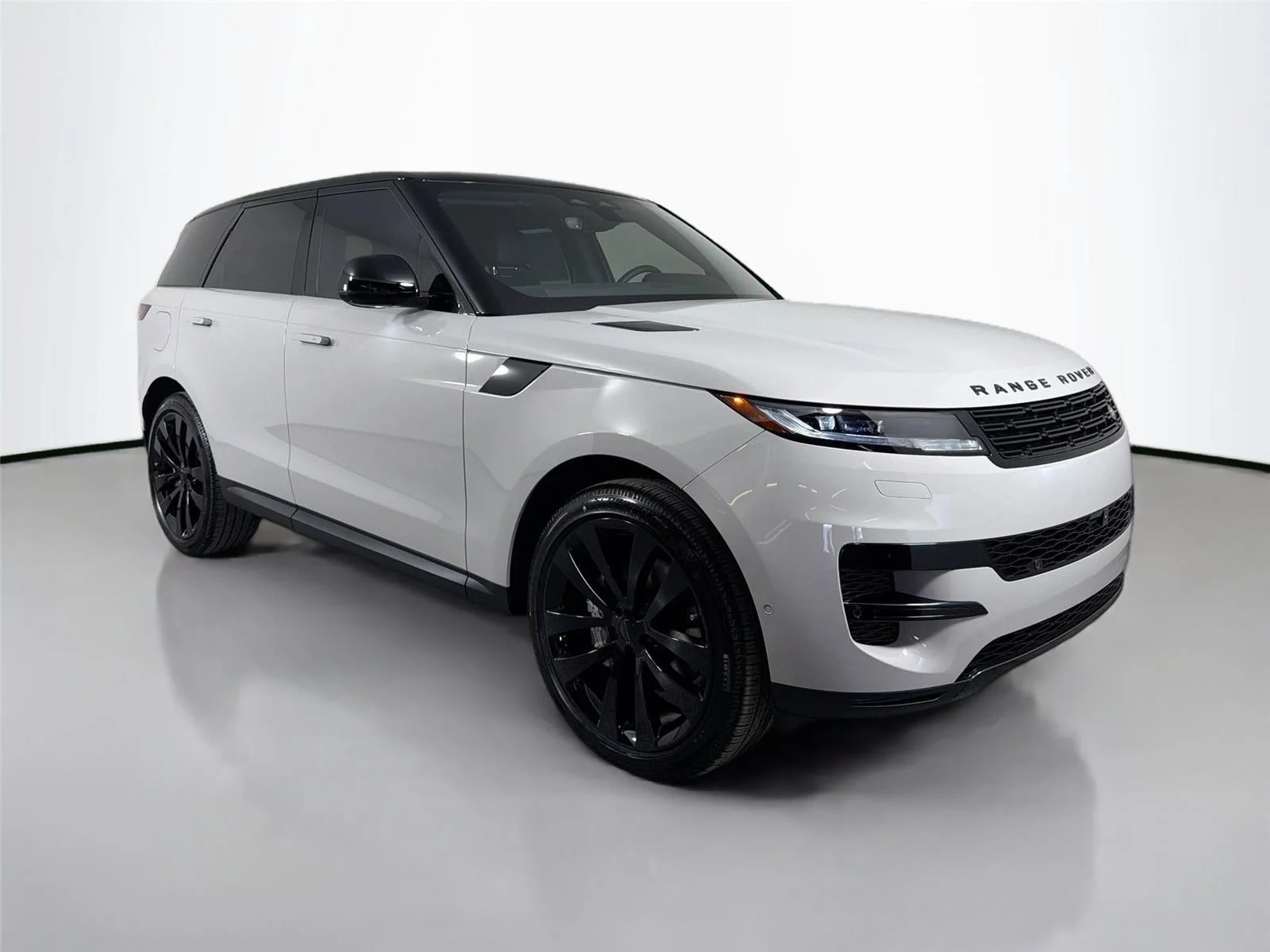 New 2026 Borasco Grey LAND ROVER SE image 3