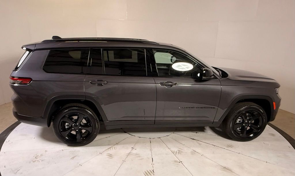 New 2025 Baltic Gray Metallic Clear-Coat Exterior Paint Jeep Limited image 6