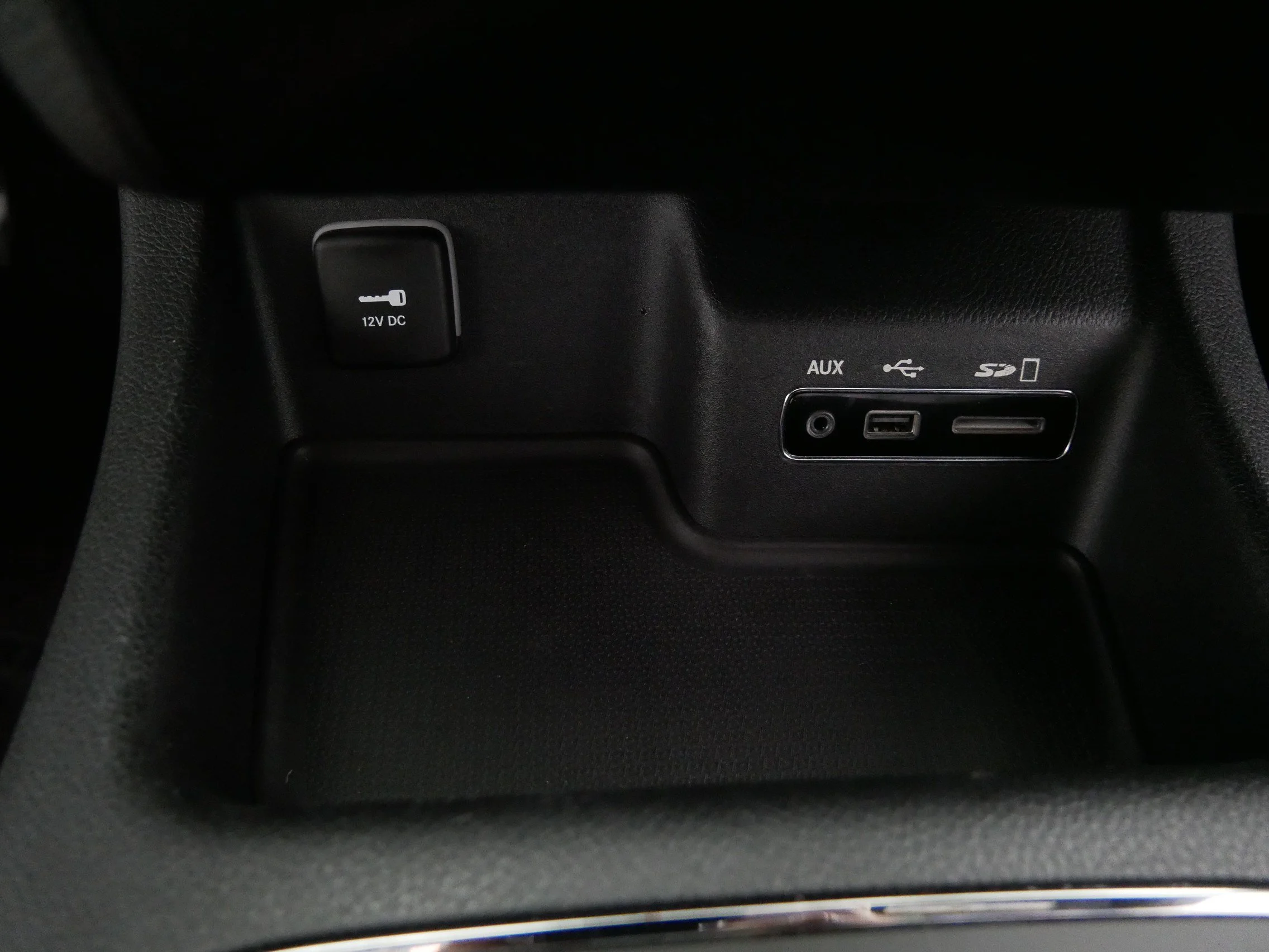 Used 2017 Vice White Tri-Coat Pearl Dodge R/T image 27