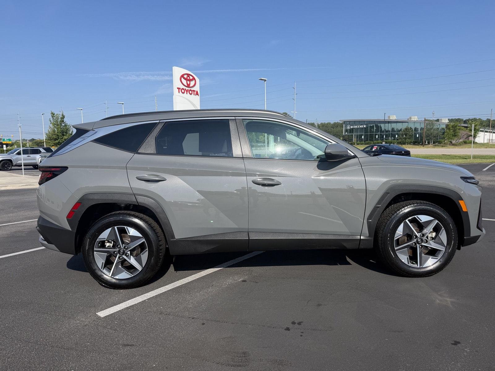 Used 2025 Hampton Gray Hyundai SEL image 4