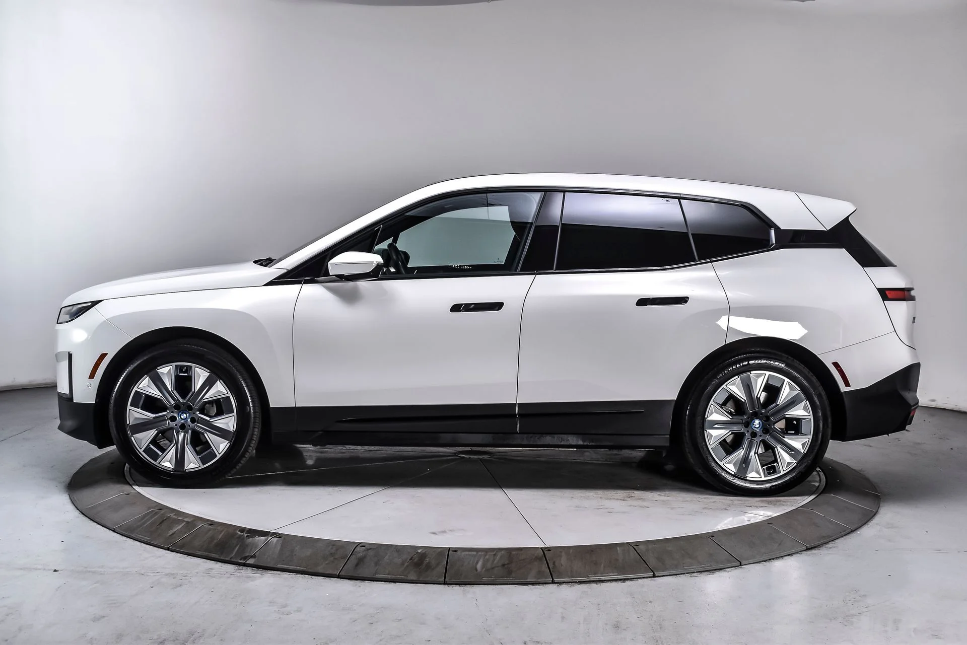 Used 2024 Alpine White BMW xDrive50 image 3
