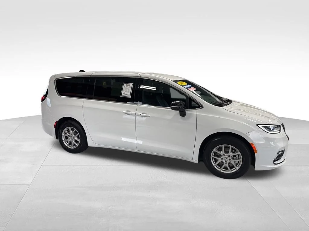Used 2025 White Chrysler Select image 7