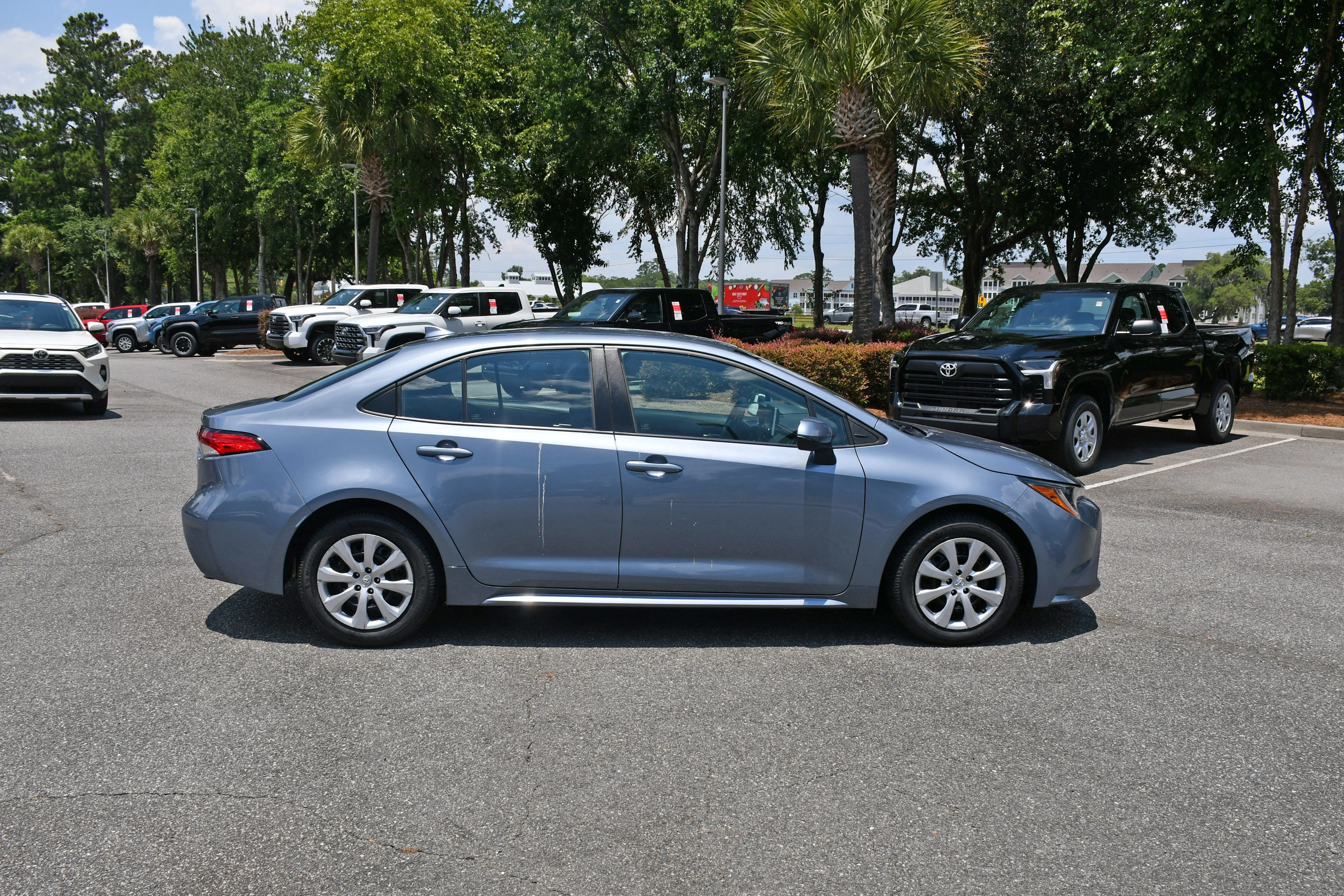Certified Used 2020  Toyota LE image 3