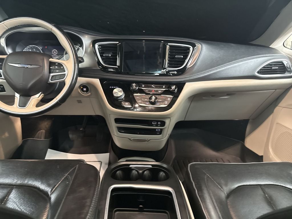 Used 2018 Bright White Clearcoat Chrysler Limited image 21