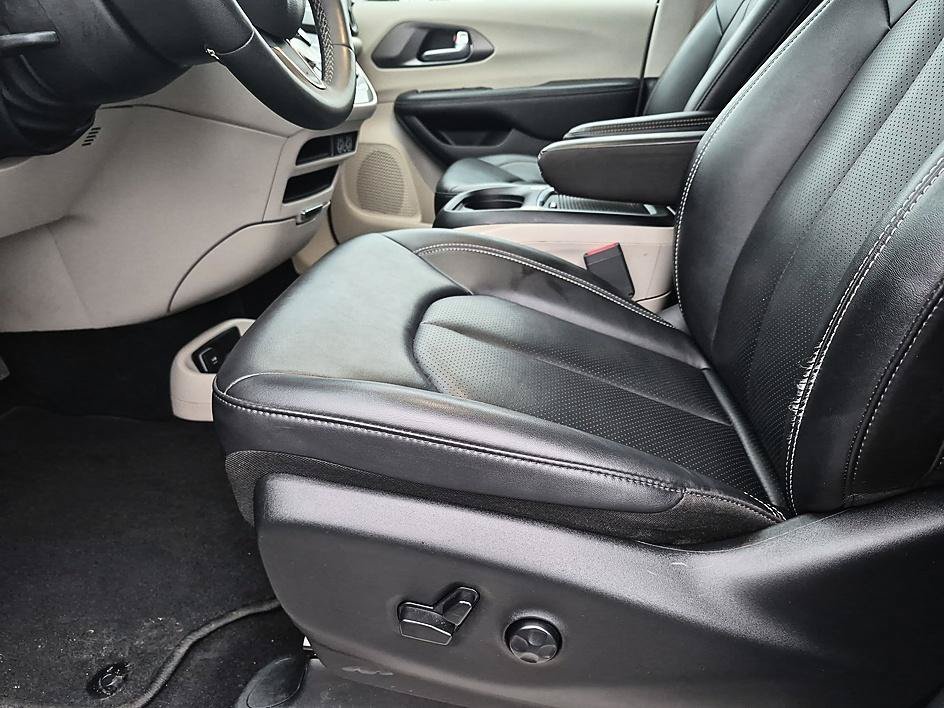 Used 2024 Silver Mist Clearcoat Chrysler Touring L image 14