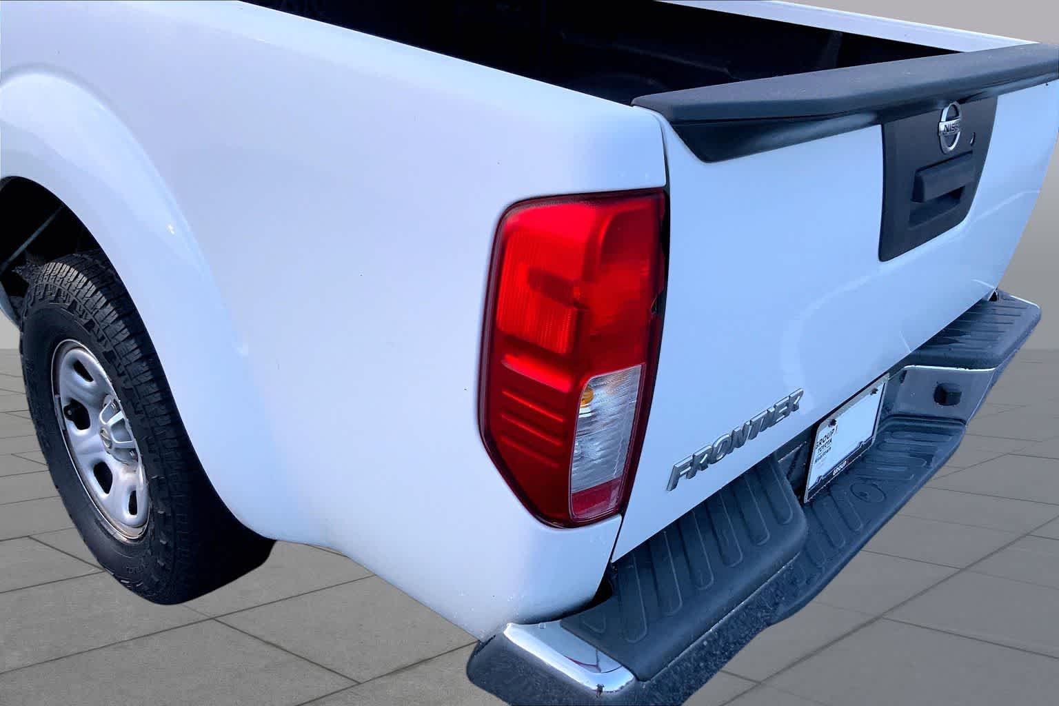 Used 2015 Glacier White Nissan S image 27