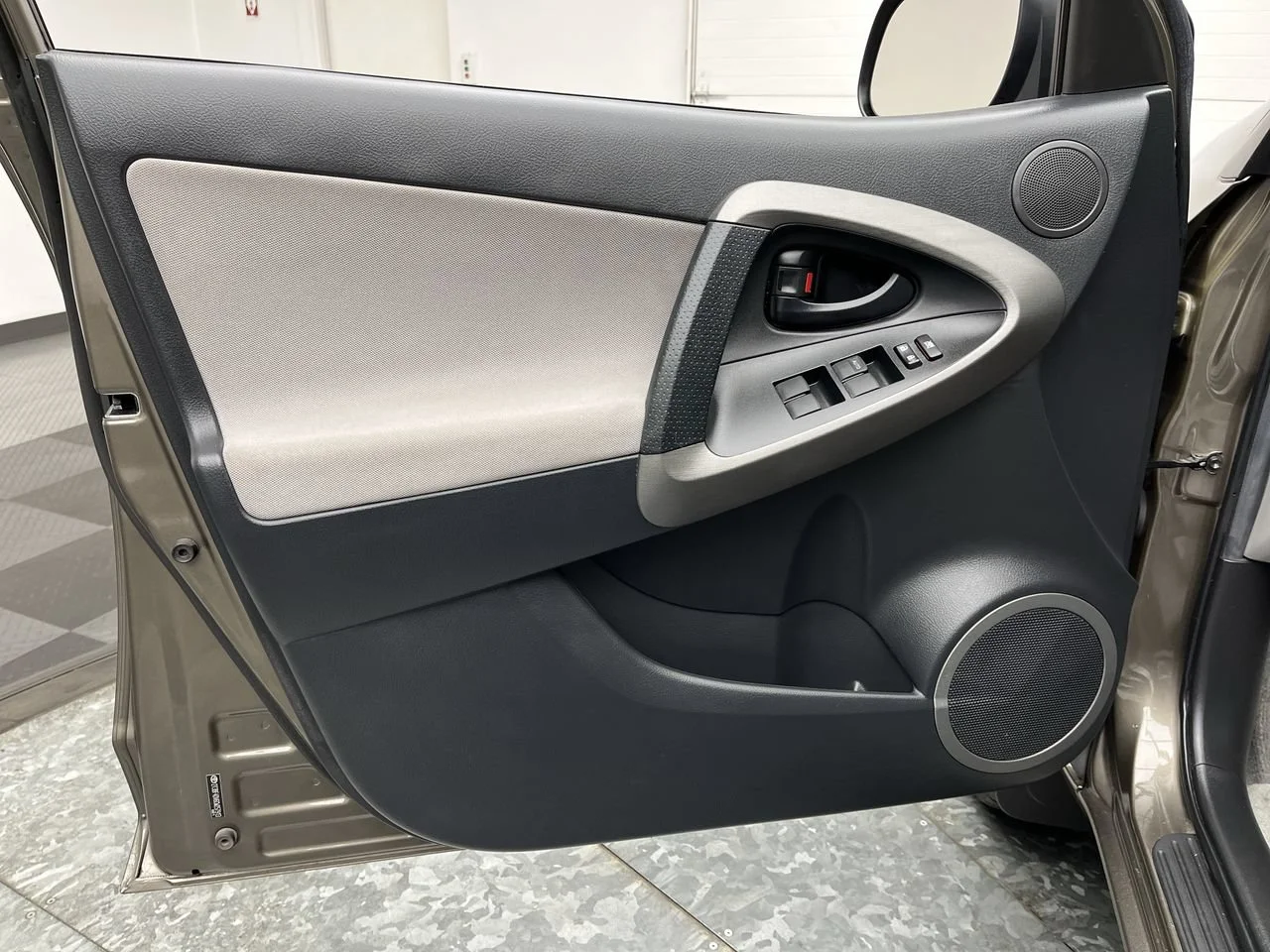 Used 2012  Toyota  image 6