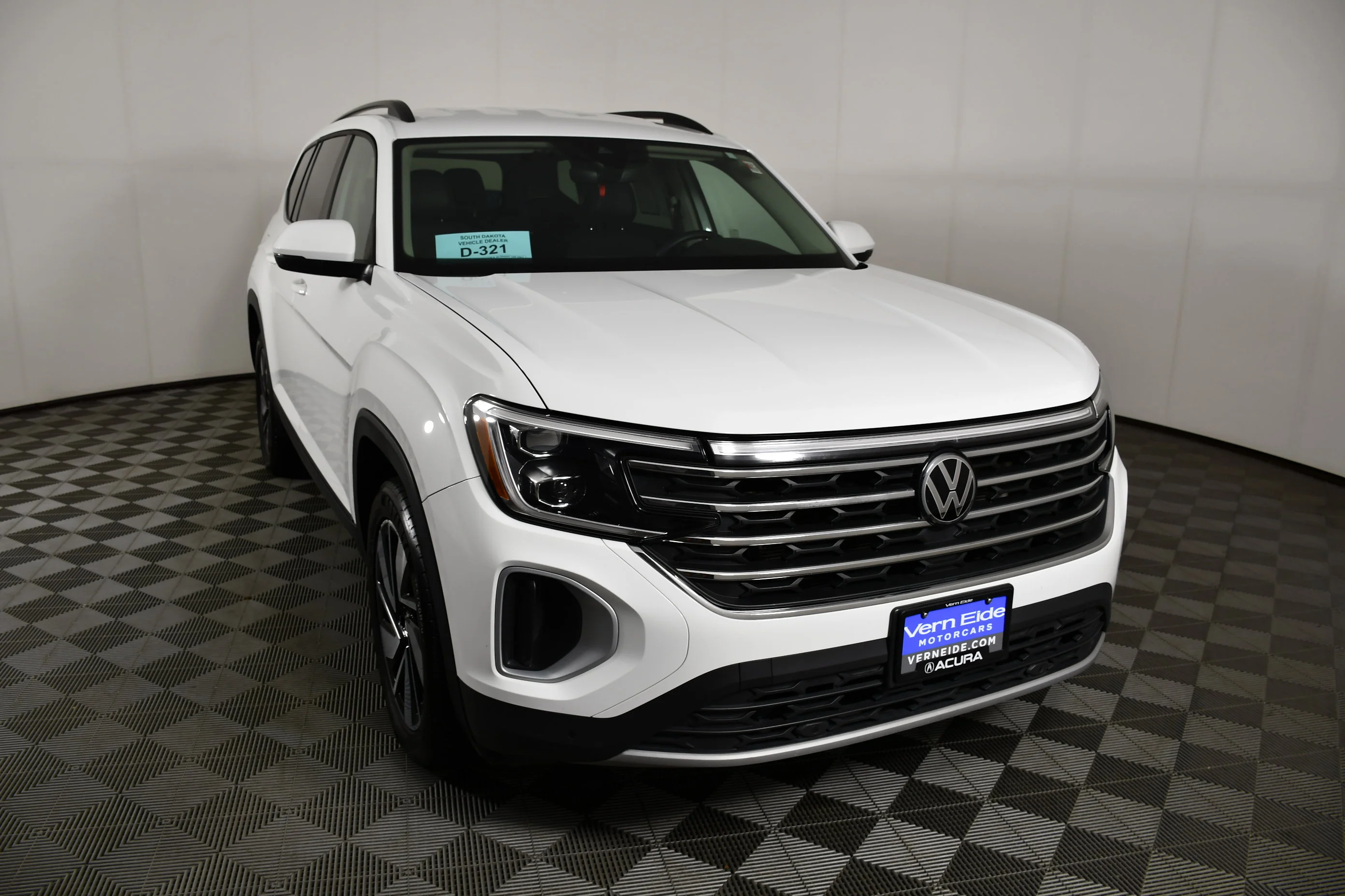 Used 2024 Gray Volkswagen 2.0T SE w/Technology image 3