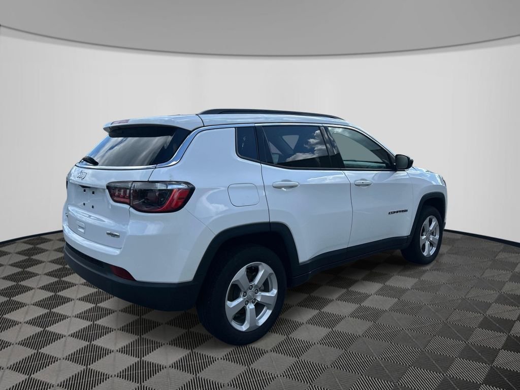 Used 2022 White Jeep Latitude image 5