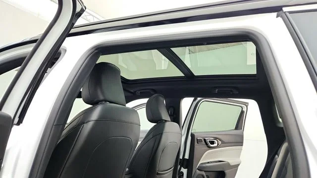 New 2026 Bright White Clear-Coat Exterior Paint Jeep Limited image 17