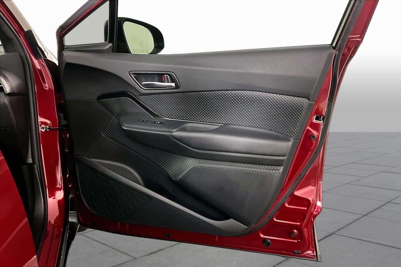 Used 2018 Iceberg/Ruby Flare Pearl Toyota XLE image 21
