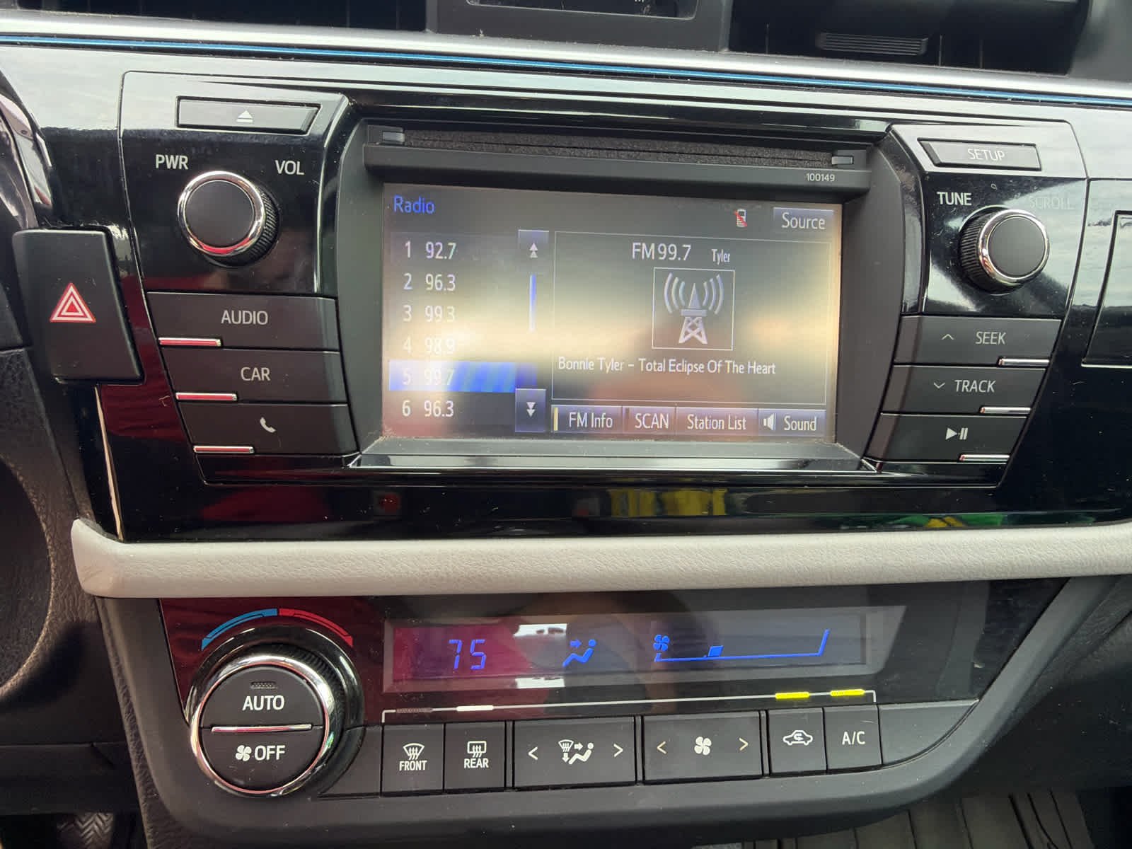 Used 2015  Toyota L image 9
