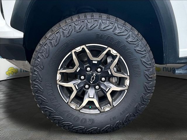 Used 2024 White Chevrolet ZR2 image 29