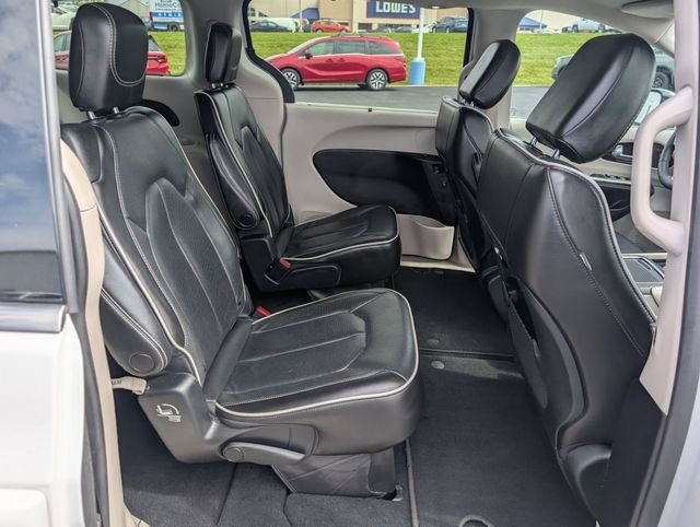 Used 2023 White Chrysler Limited image 21