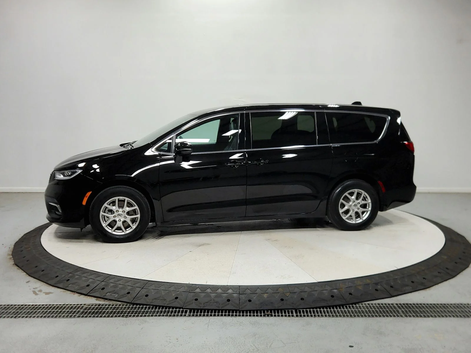 Used 2025 Black Chrysler Select image 5