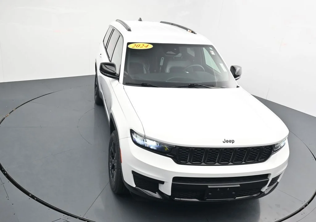 Used 2024 White Jeep Altitude image 20