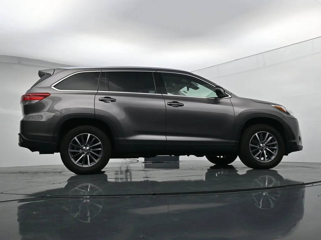 Used 2019 Gray Toyota XLE image 37