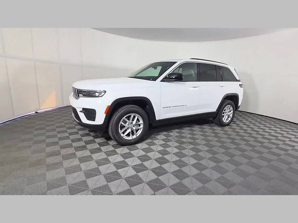 New 2026 Bright White Clear-Coat Exterior Paint Jeep Laredo X image 34