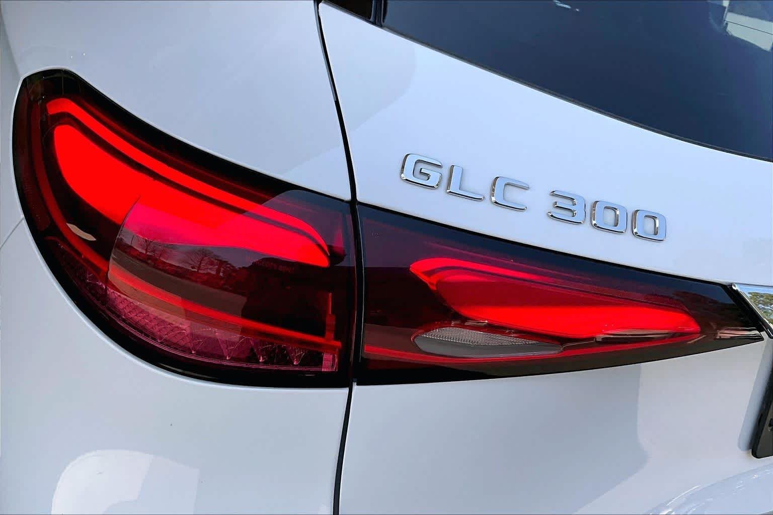 Used 2025 MANUFAKTUR Moonlight White Metallic Mercedes-Benz GLC 300 image 29