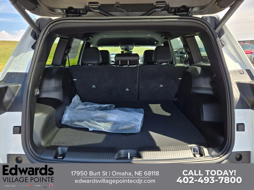 New 2026 Bright White Clear-Coat Exterior Paint Jeep Limited image 27