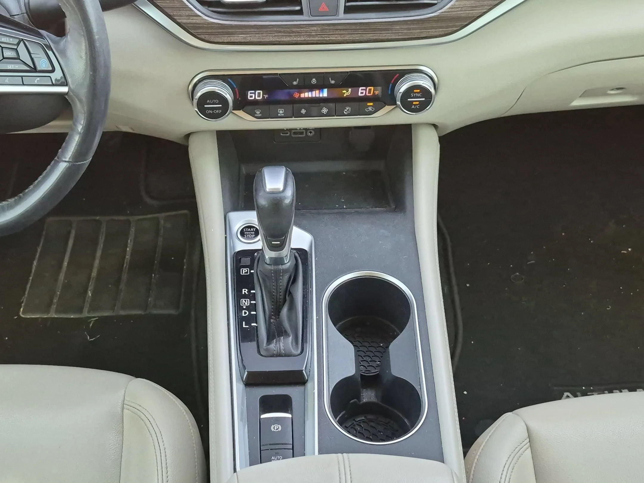 Used 2019 White Nissan 2.5 Platinum image 19
