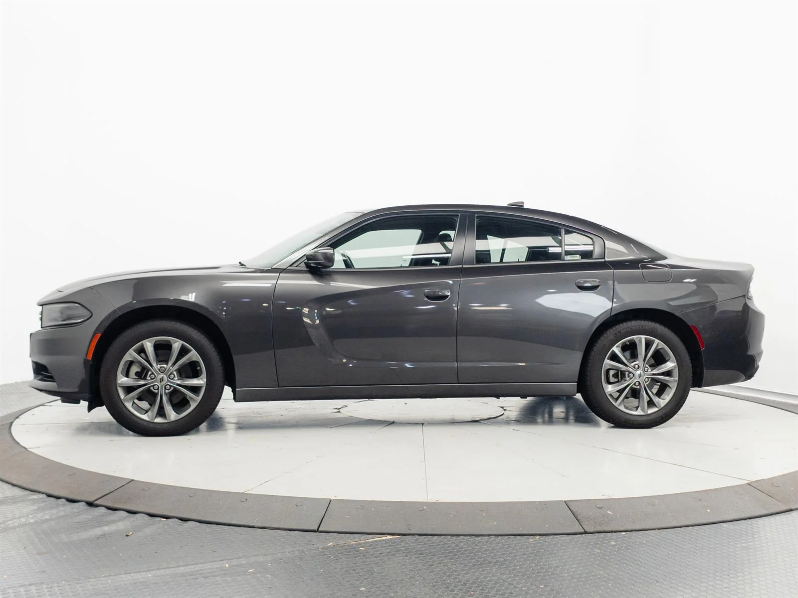 Used 2022 Gray Dodge SXT image 6