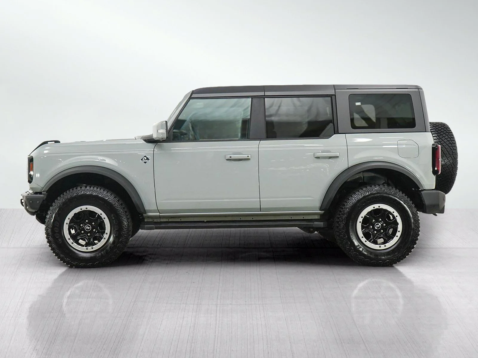 Used 2022 Ford Bronco 4-Door Outer Banks with VIN 1FMDE5DH8NLB09954 for sale in Hopkins, Minnesota