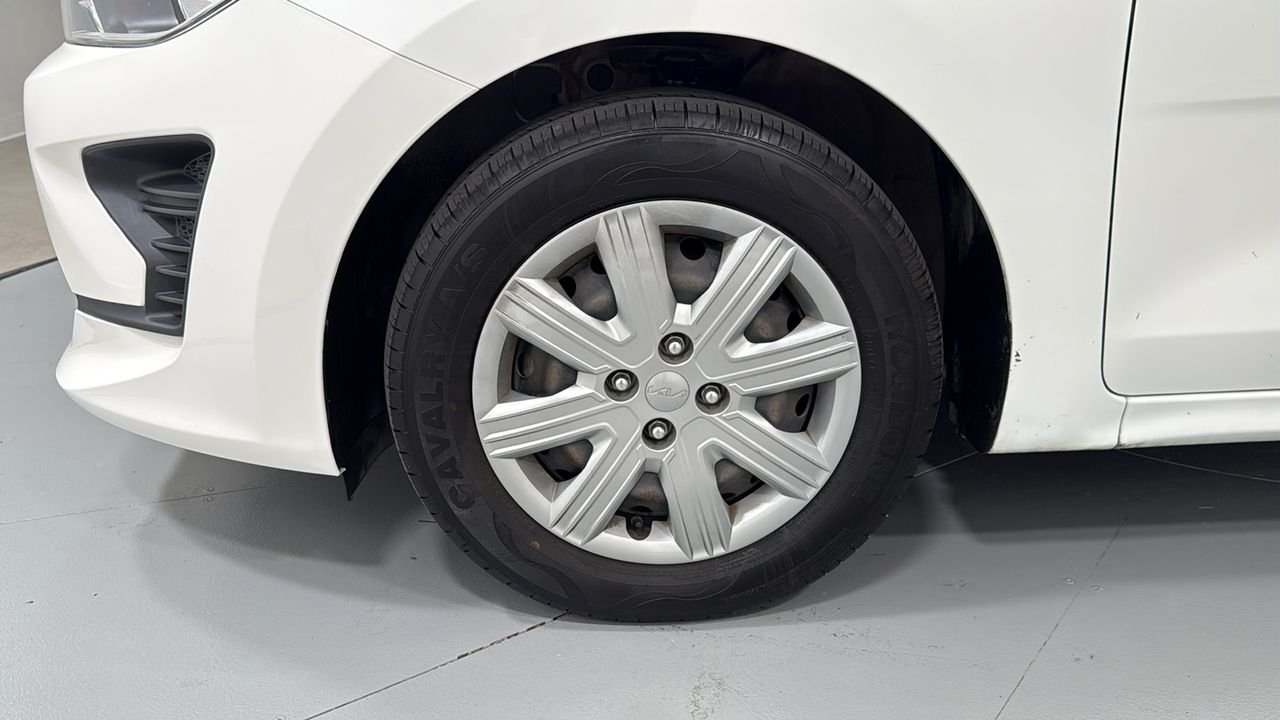 Used 2022 White Kia LX image 24